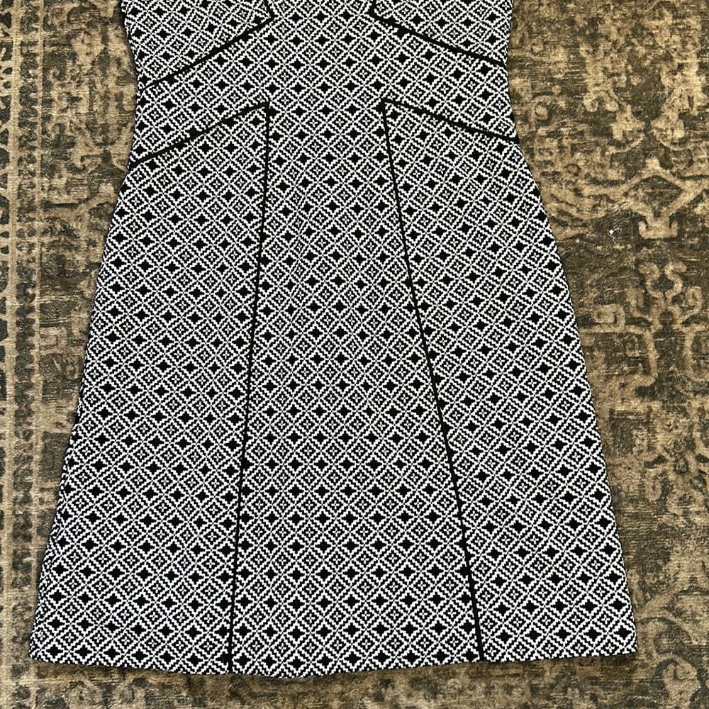 Adrianna Papell Black and White Mini Dress V Neck Size 8 - Picture 4 of 10